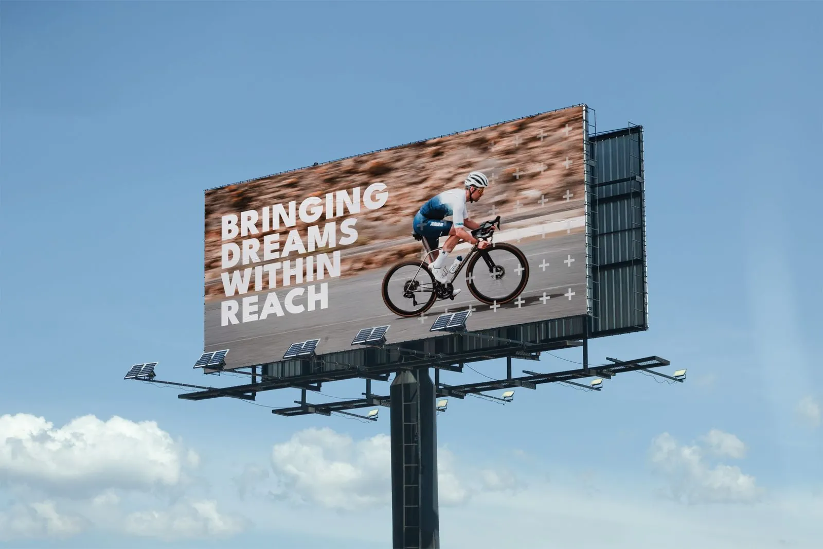 Billboard met een wielrenner en de slogan Bringing dreams within reach