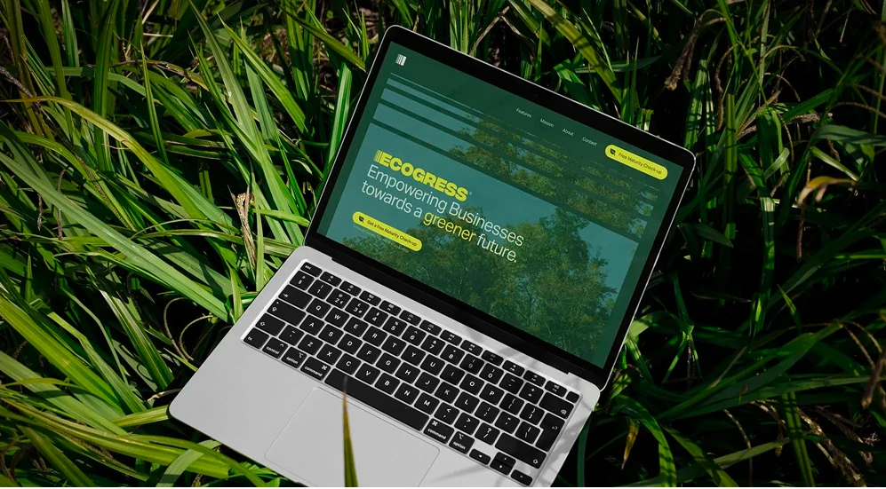 Laptop in het gras met een nieuwe website